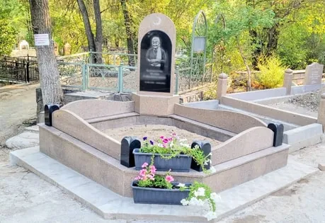 Красивый памятник из мрамора на могилу пример работы фото 8